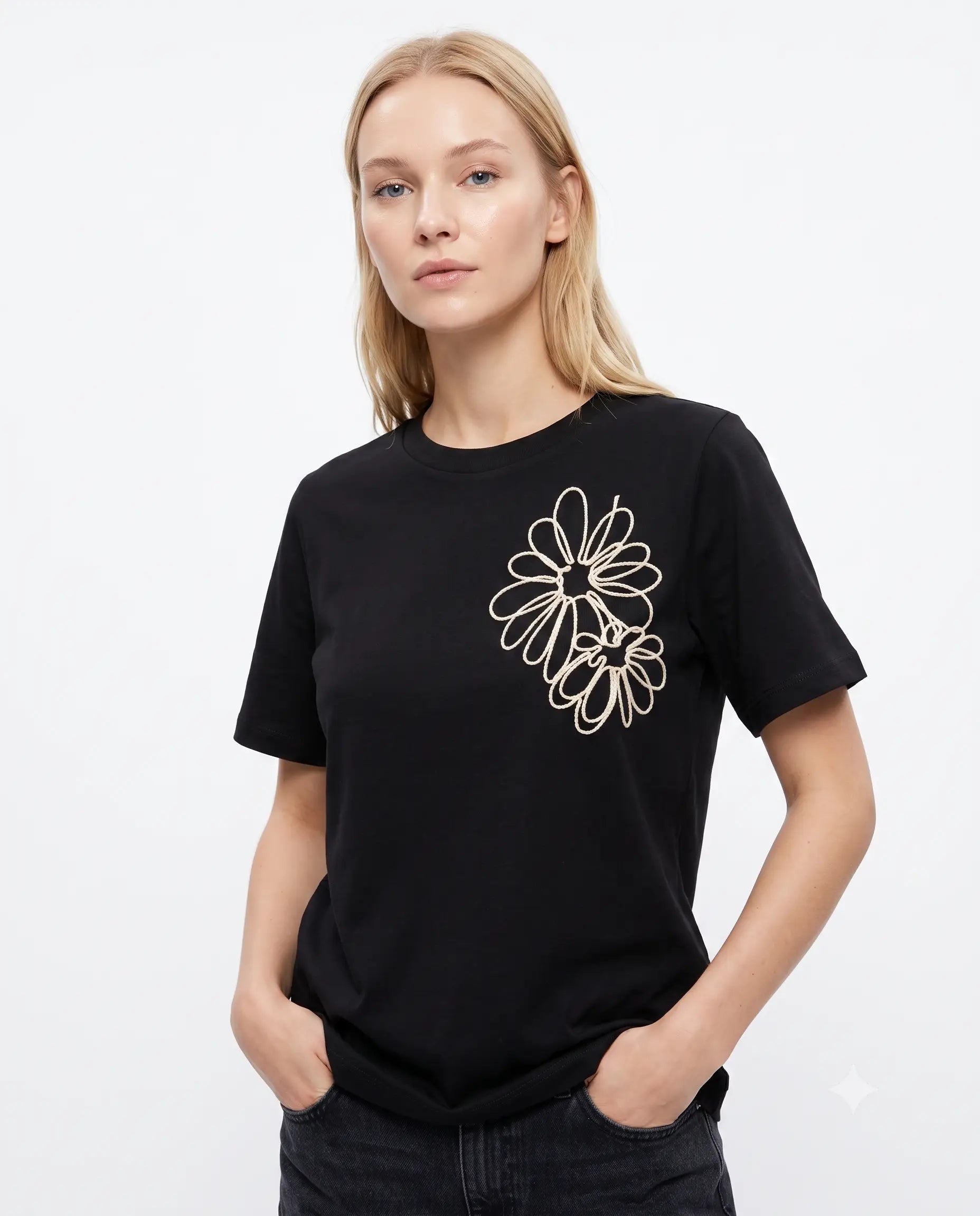 % 100 Pamuk Regular/Normal Kalıp Çiçek Nakışlı Örme T-Shirt