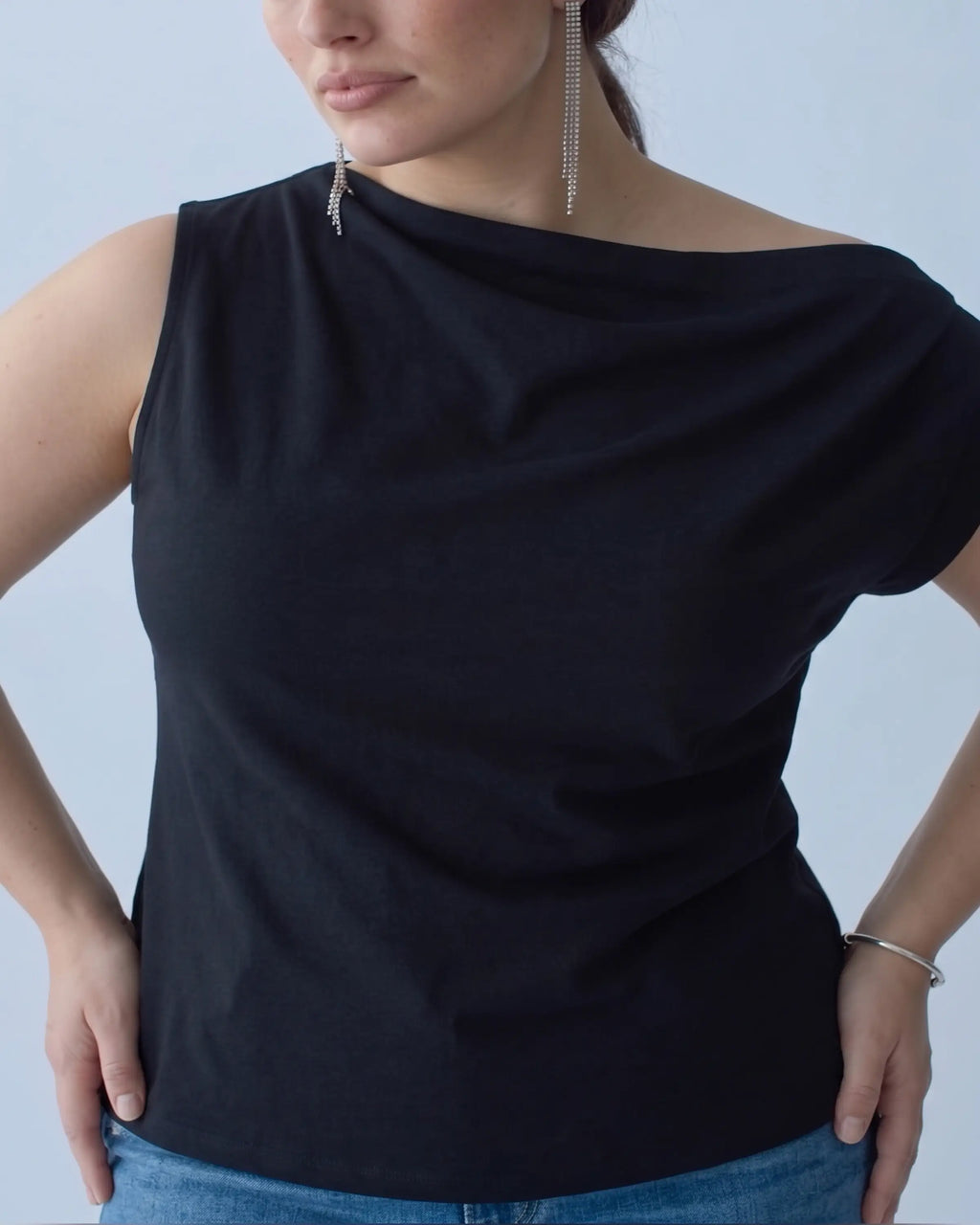 Siyah Büzgü/Drape Detaylı Dökümlü Asimetrik Yaka Büyük Beden Bluz