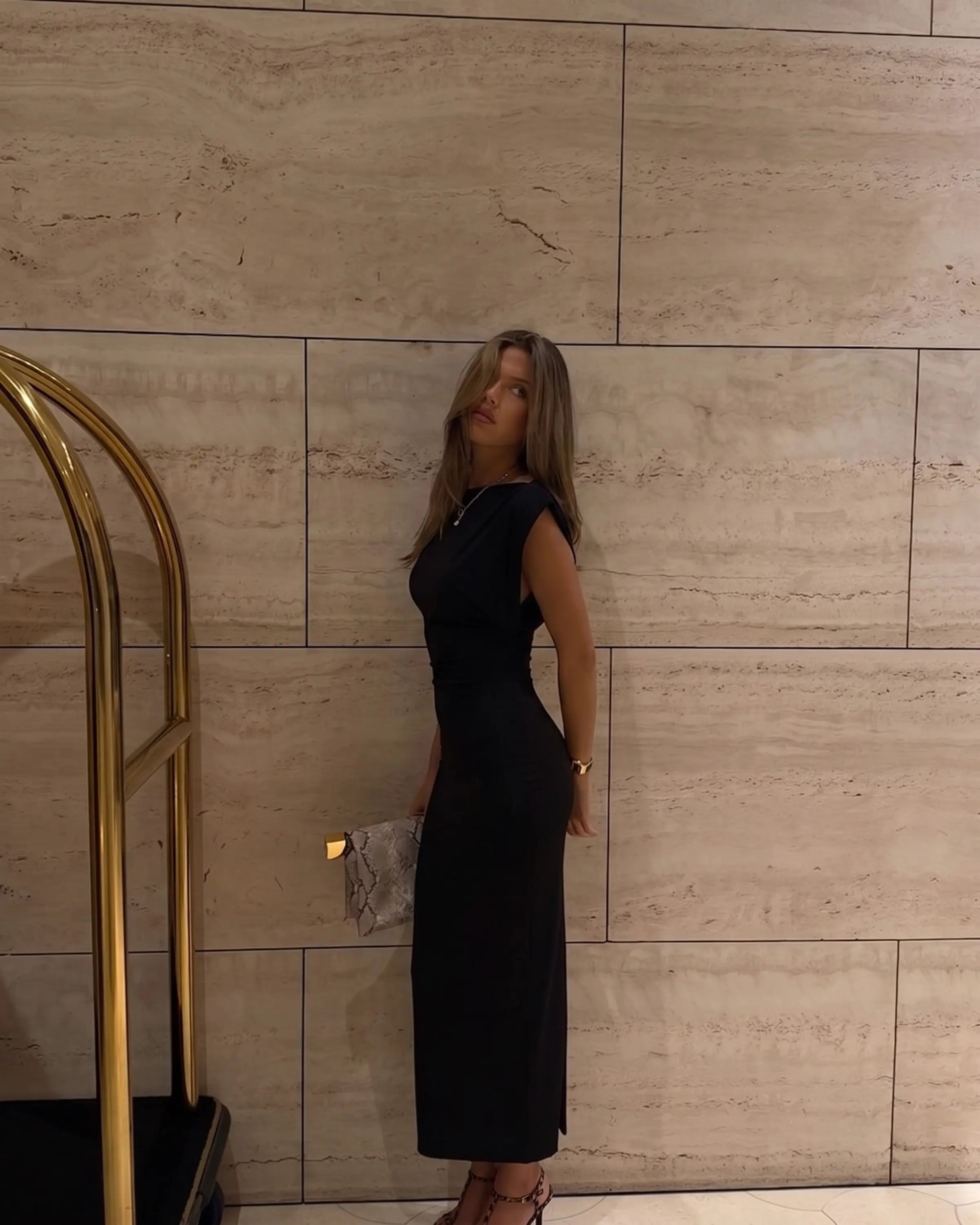 Siyah Düz Midi Vatkalı Drapeli Bodycone/Vücuda Oturan Elbise