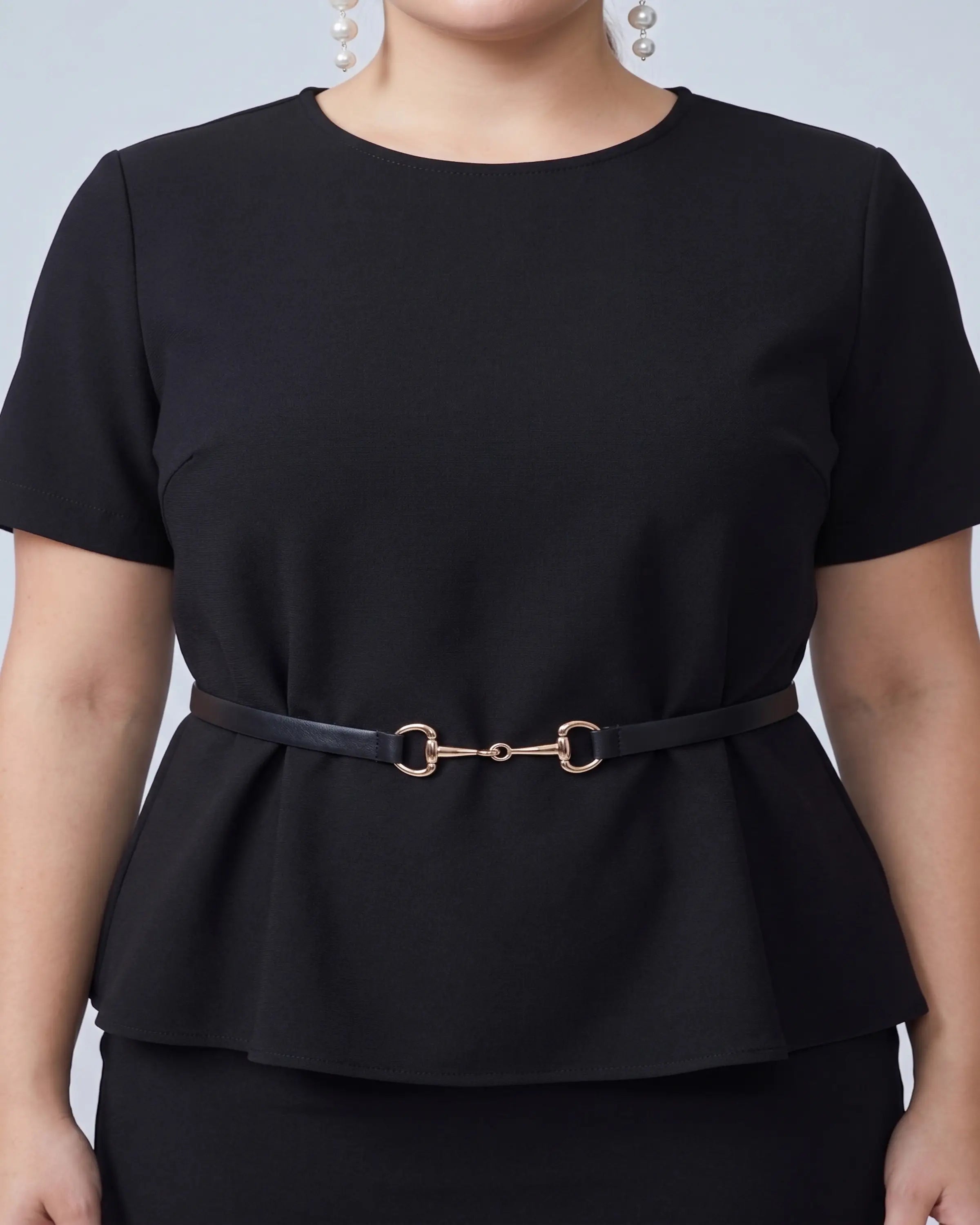 Siyah Peplum Reglan Kol Kısa Kollu Aksesuar Detaylı Büyük Beden Bluz