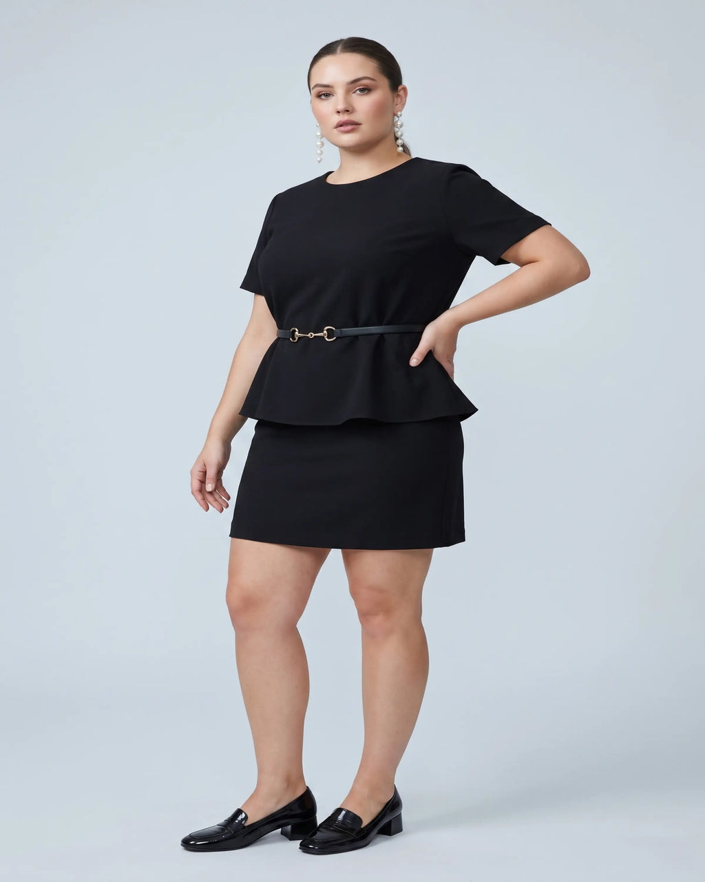 Siyah Peplum Reglan Kol Kısa Kollu Aksesuar Detaylı Büyük Beden Bluz