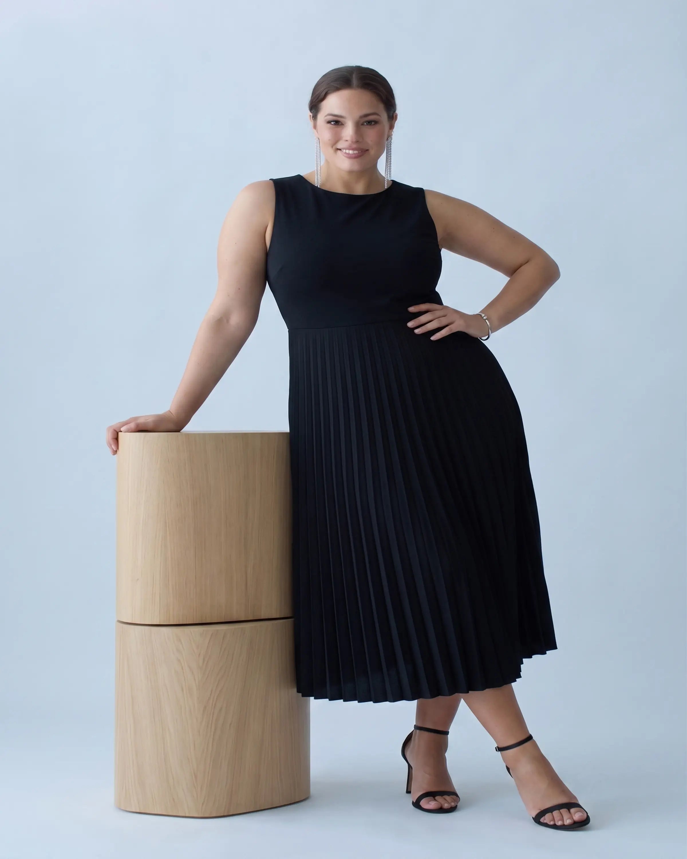 Siyah Piliseli Astarlı Kolsuz Esnek Midi Büyük Beden Elbise